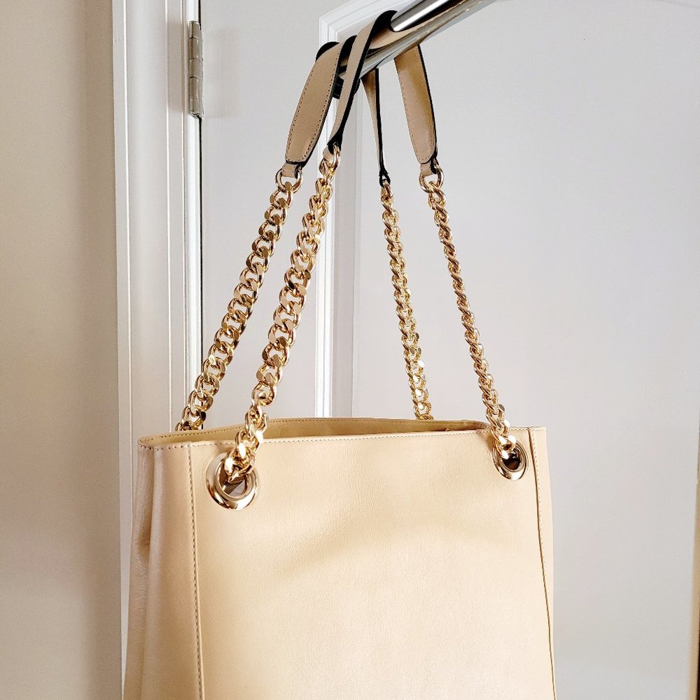 β€οΈ SOLD β€οΈ. Authentic Valentino Leather Cream Shoulder Bag - Picture 5 of 7